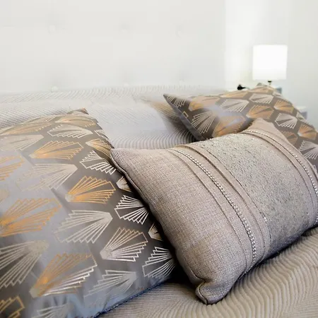 Luxury Senator شقة *