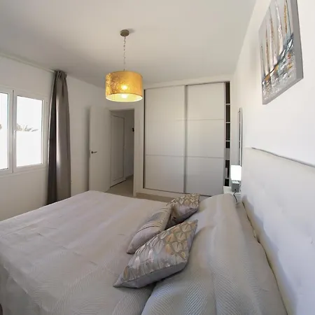 Luxury Senator شقة *